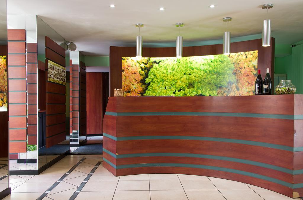 Logis Hotel-Restaurant Le Chene Vert Saint-Pourçain-sur-Sioule Exterior foto