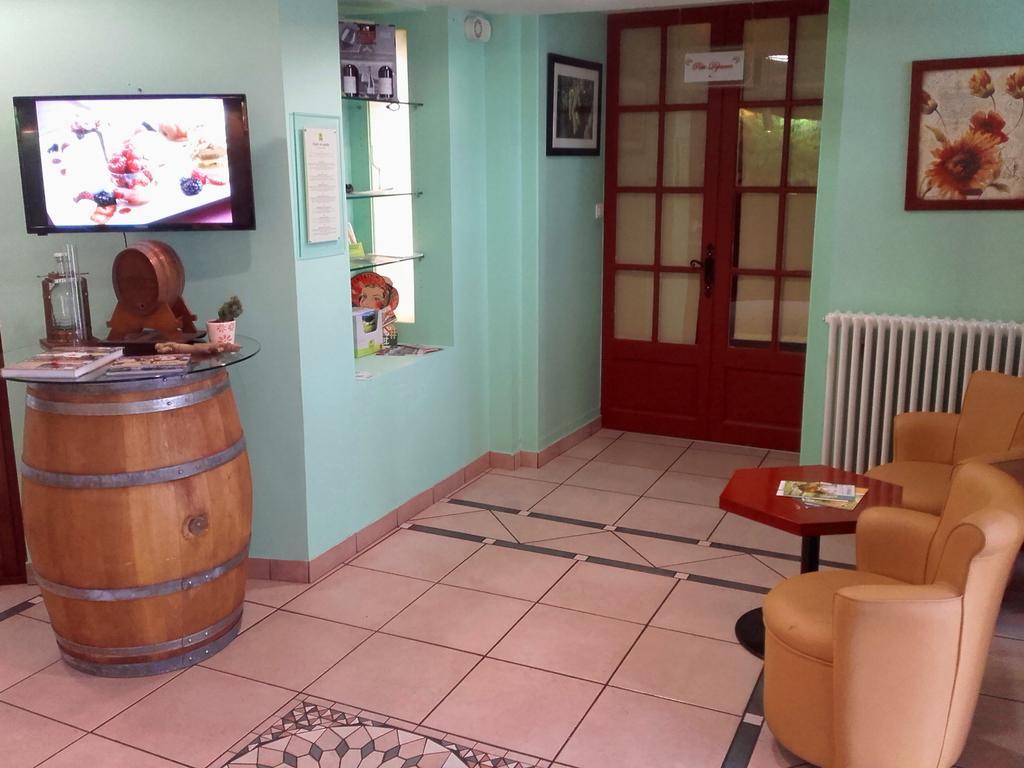 Logis Hotel-Restaurant Le Chene Vert Saint-Pourçain-sur-Sioule Exterior foto